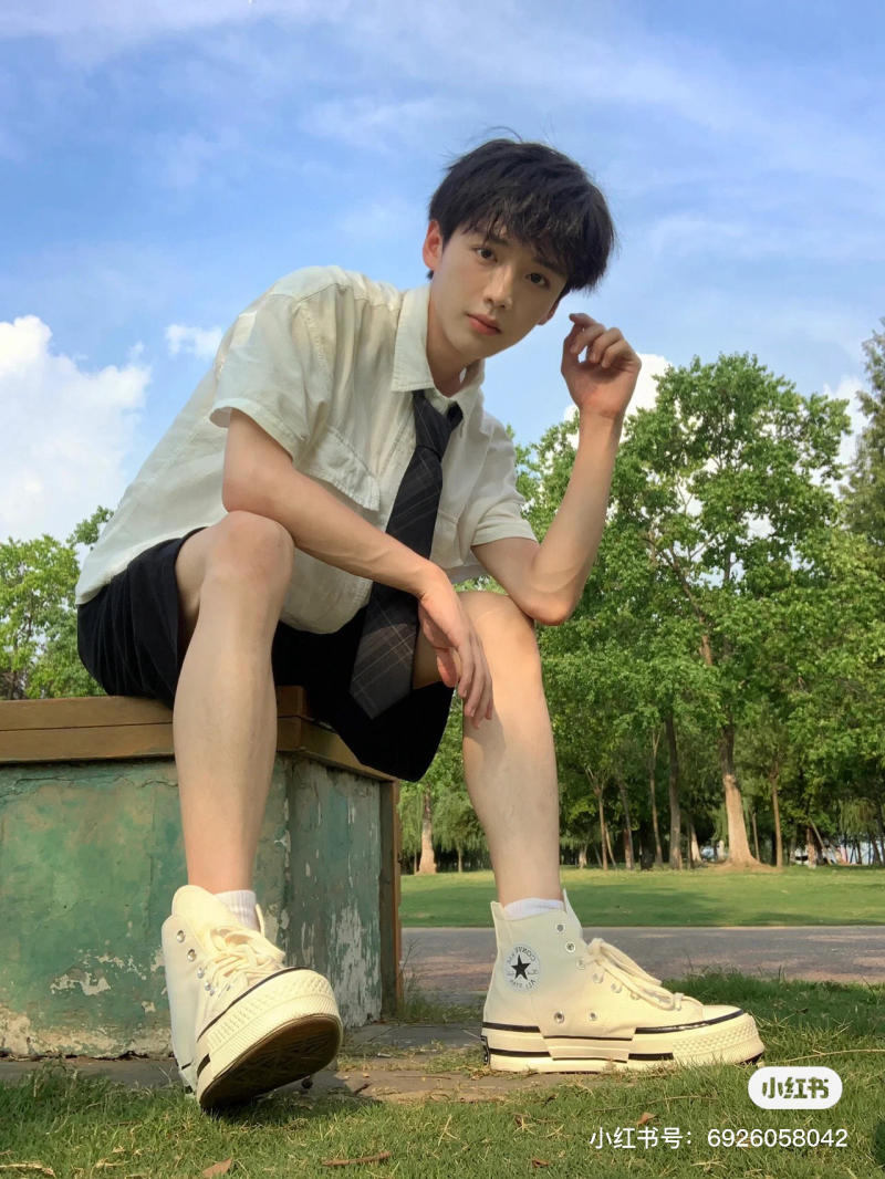 Converse cổ cao phối với quần short nam