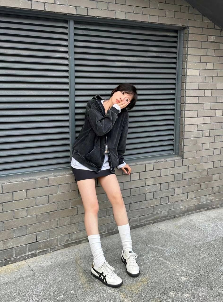 Mix đồ onitsuka tiger với chân váy