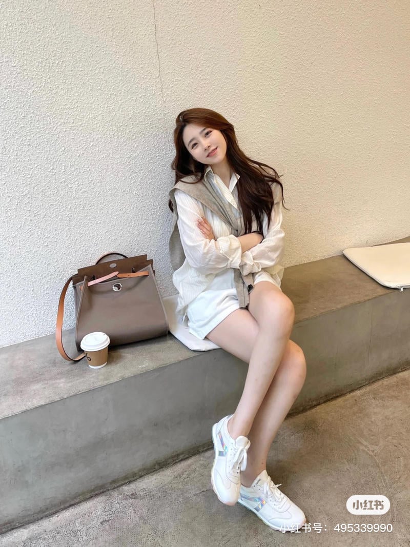 Phối đồ với giày sneaker nữ