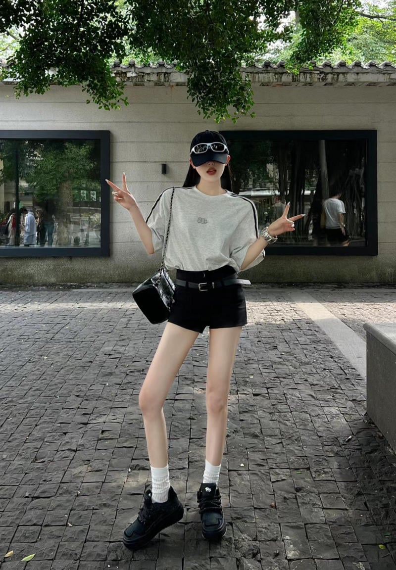 Phối đồ với giày thể thao nữ