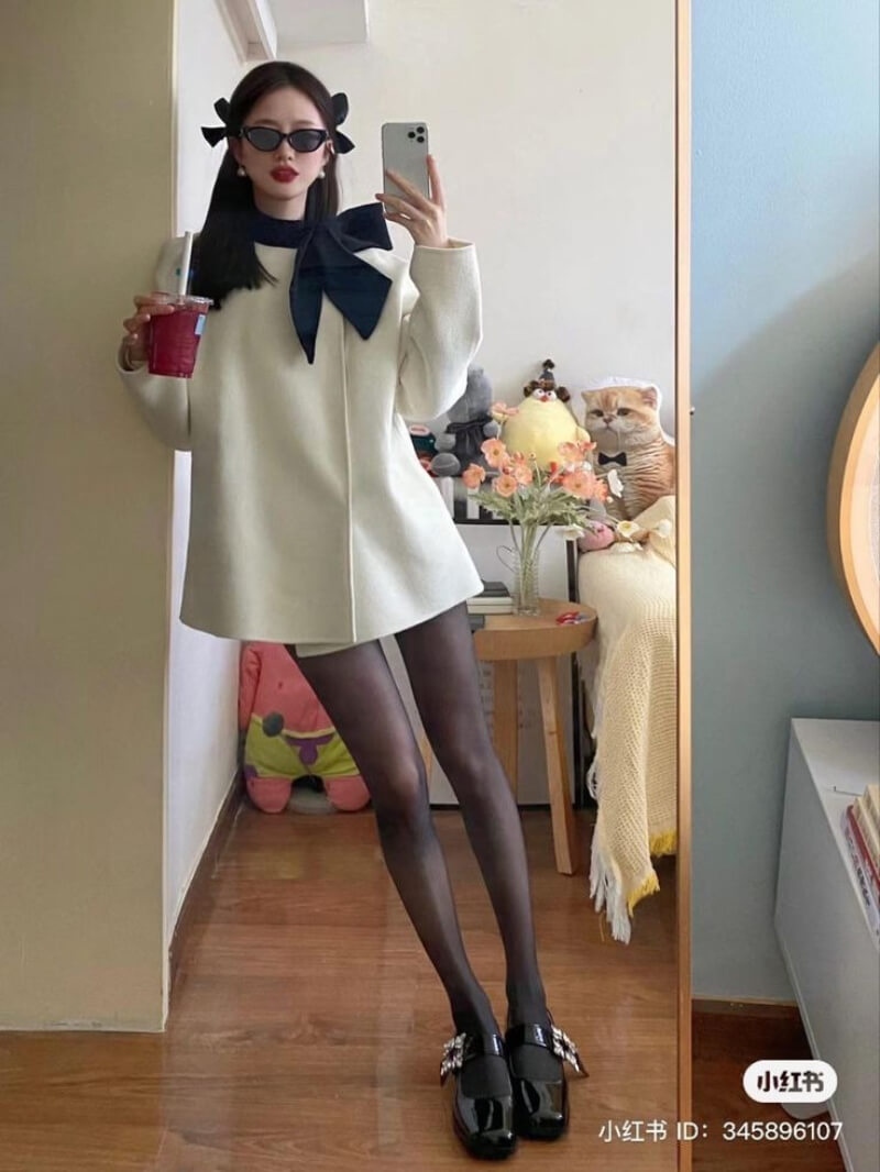 Phong cách preppy khi phối đồ với quần tất đen