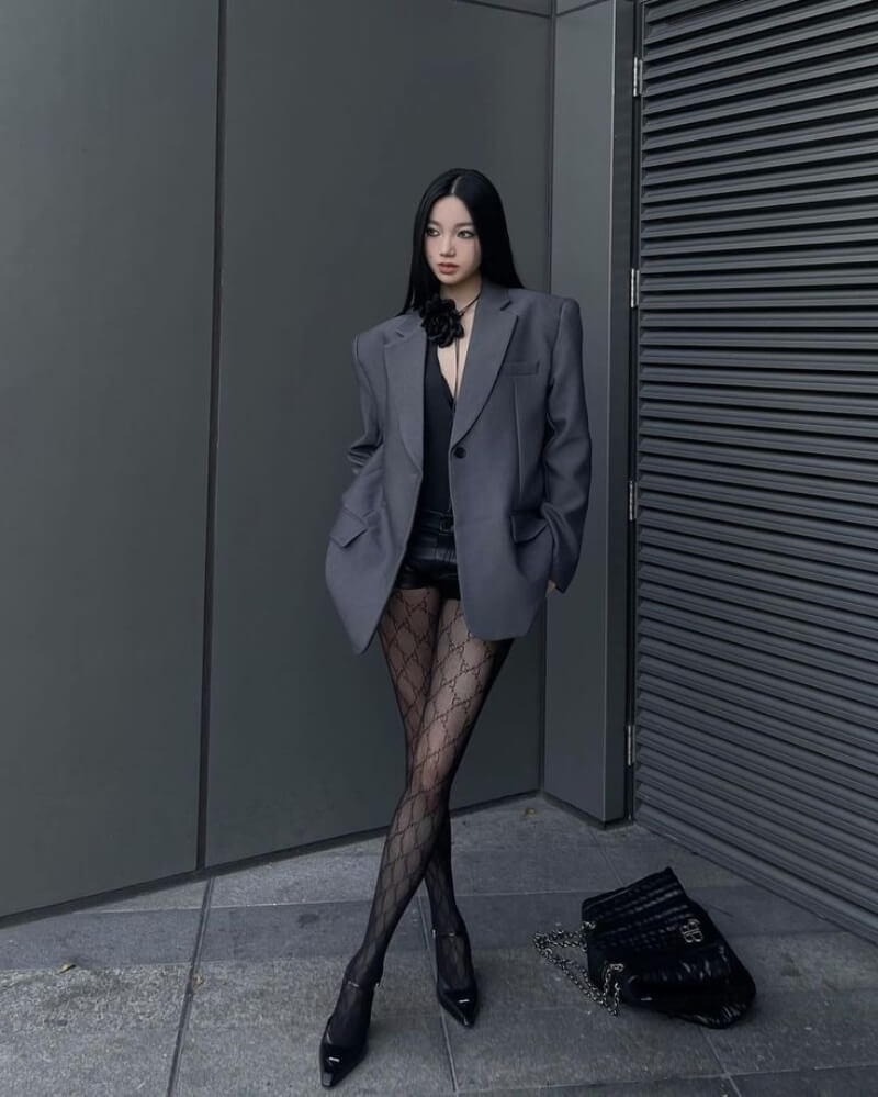 Phối đồ với quần tất đen cùng áo khoác blazer