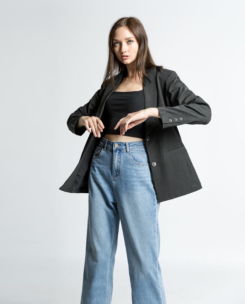 Bật mí 15+ cách phối áo blazer với quần ống rộng sành điệu 2 Blazer phối quần jean ống rộng