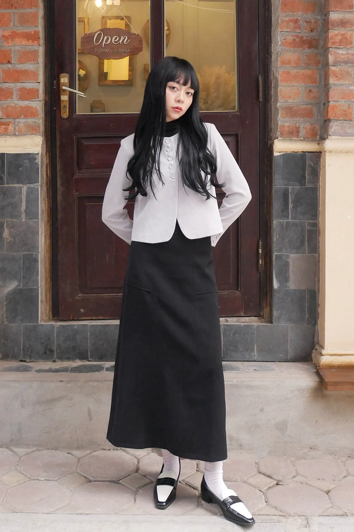 Phối blazer với chân váy ôm dài