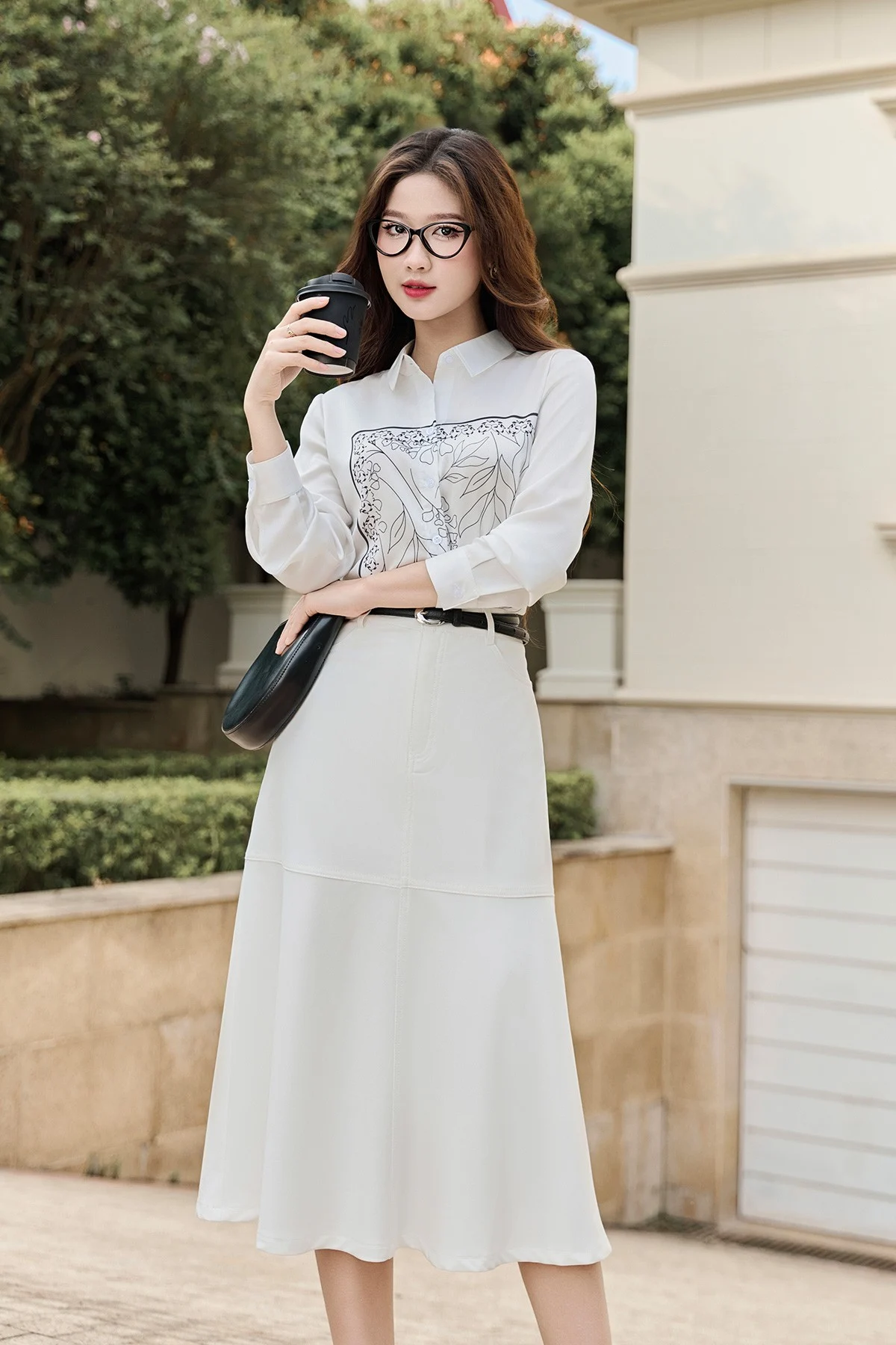 Cách phối chân váy trắng dài với áo sơ mi