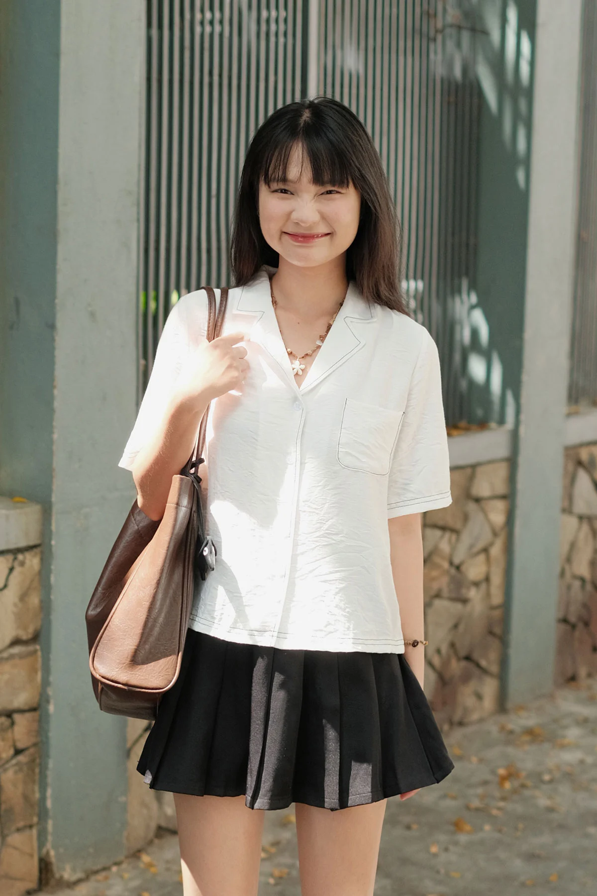 Áo sơ mi trắng chân váy bút chì công sở