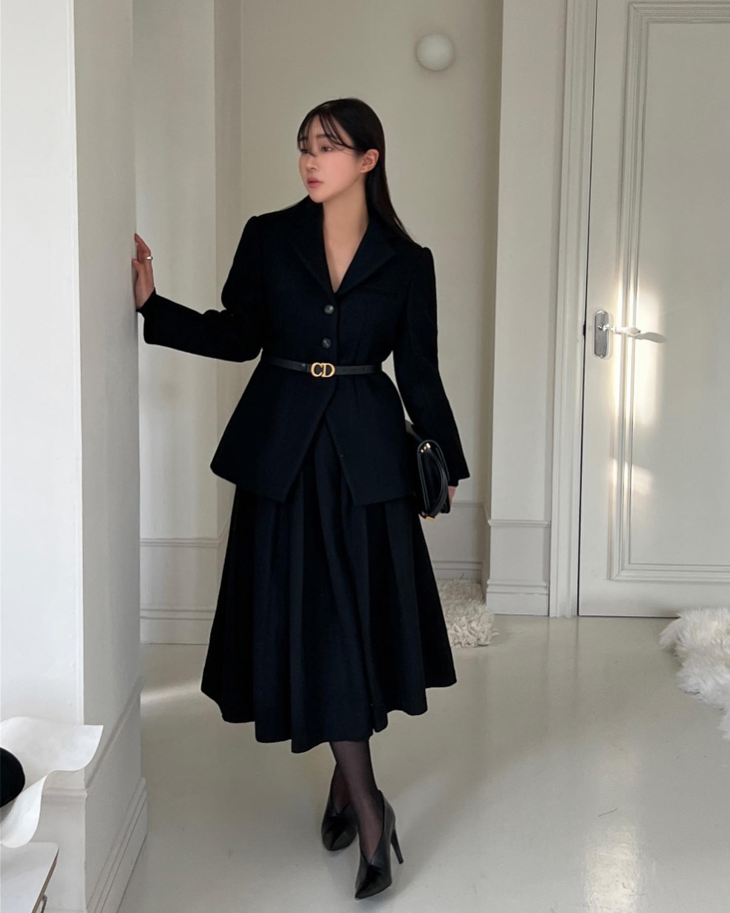Phối đồ blazer cho người thấp theo phong cách monochrome