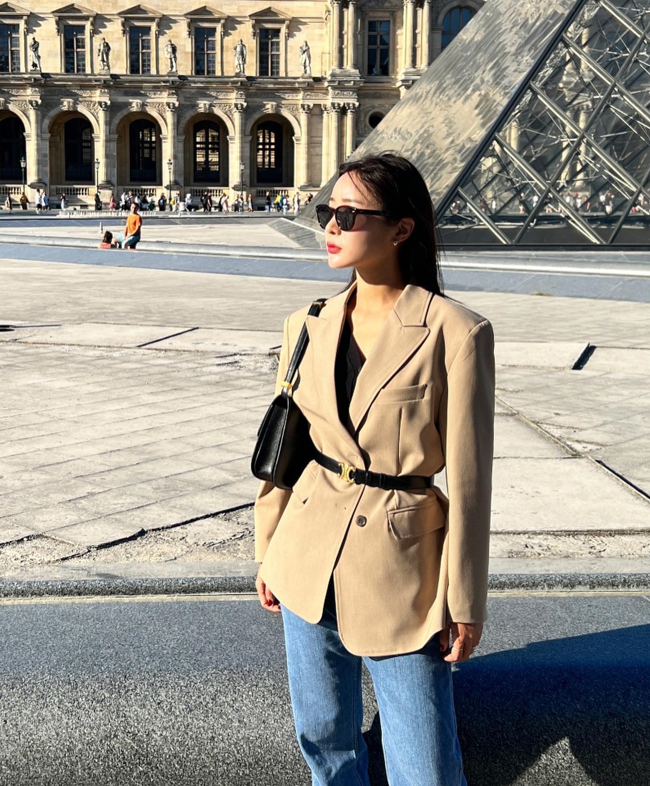 Mix áo blazer cho người thấp với quần jean cạp cao