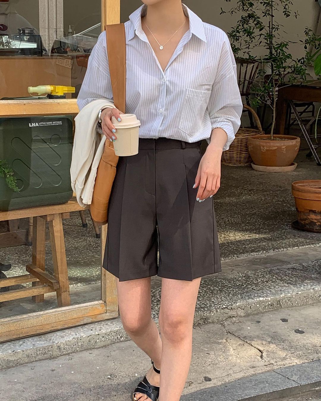 Áo sơ mi croptop phối với quần short cạp cao