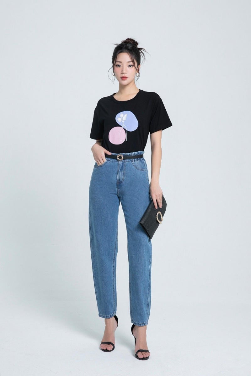 Phối đồ với quần baggy jeans nữ và áo thun trắng