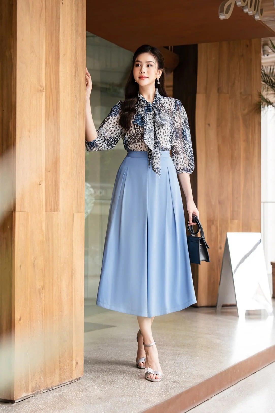 Phối đồ với quần giả váy dài đi giày thể thao