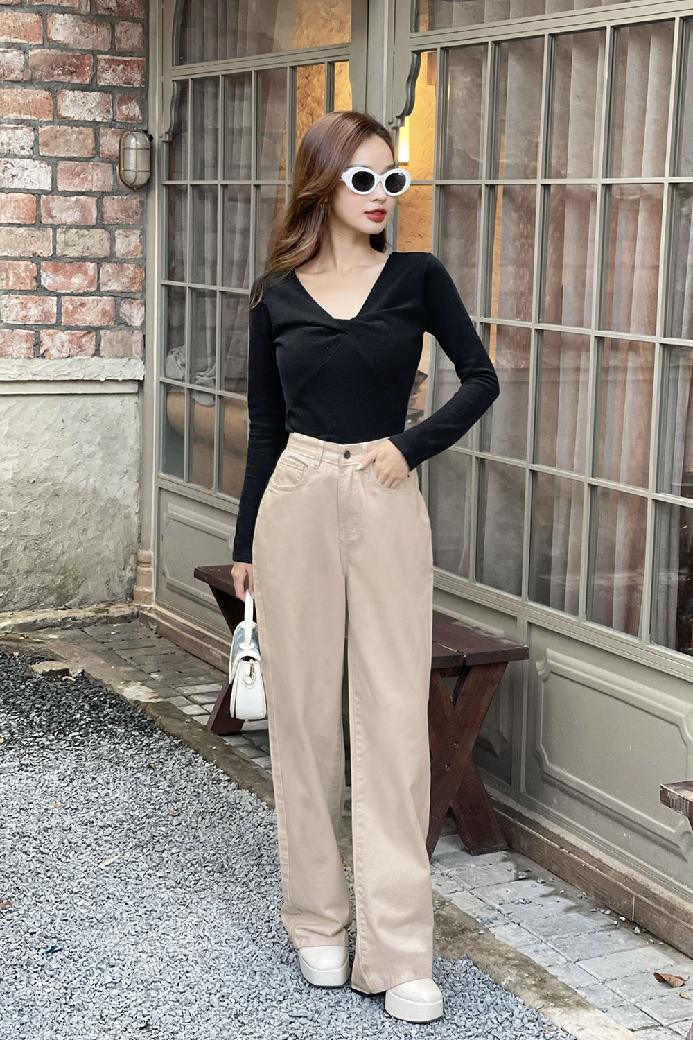 Quần jeans màu kem phối đồ năng động