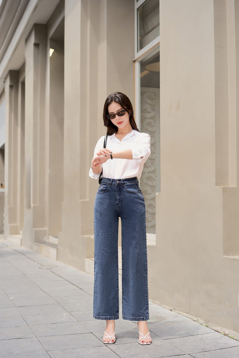 Quần jean xanh đậm là item không thể thiếu trong tủ đồ