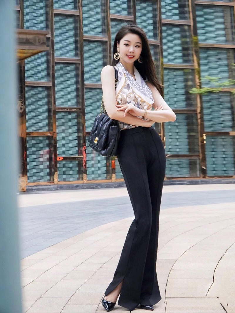 Quần ống loe đen mặc với áo croptop