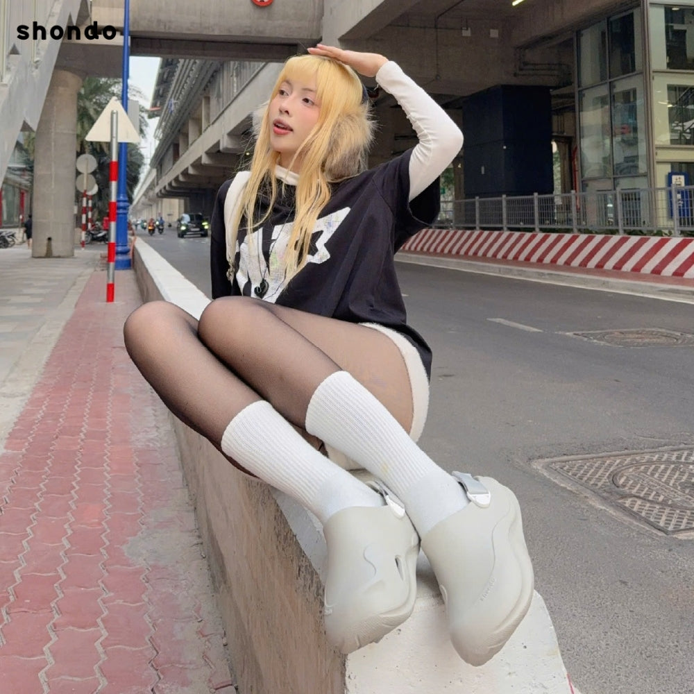 Cách phối giày boots với quần short nữ cá tính
