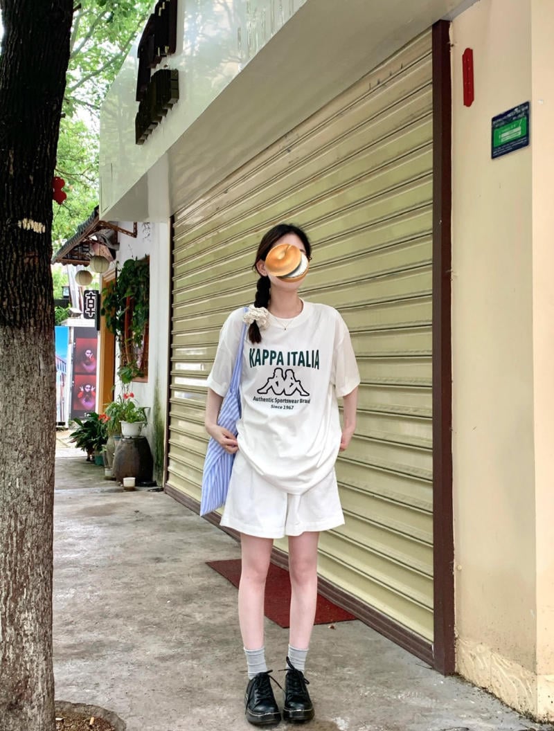 Cách phối đồ với quần short trắng kaki