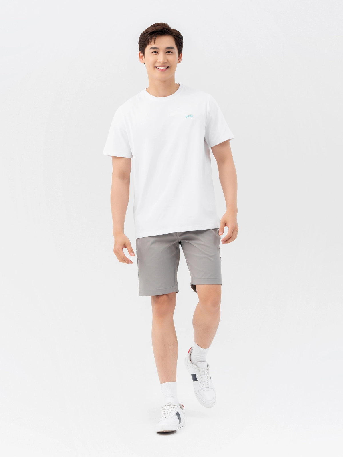 Quần xám mặc với áo xanh navy