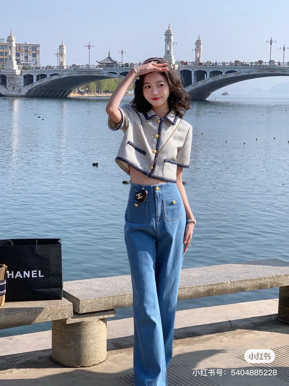 Outfit đi đám cưới với quần ống rộng