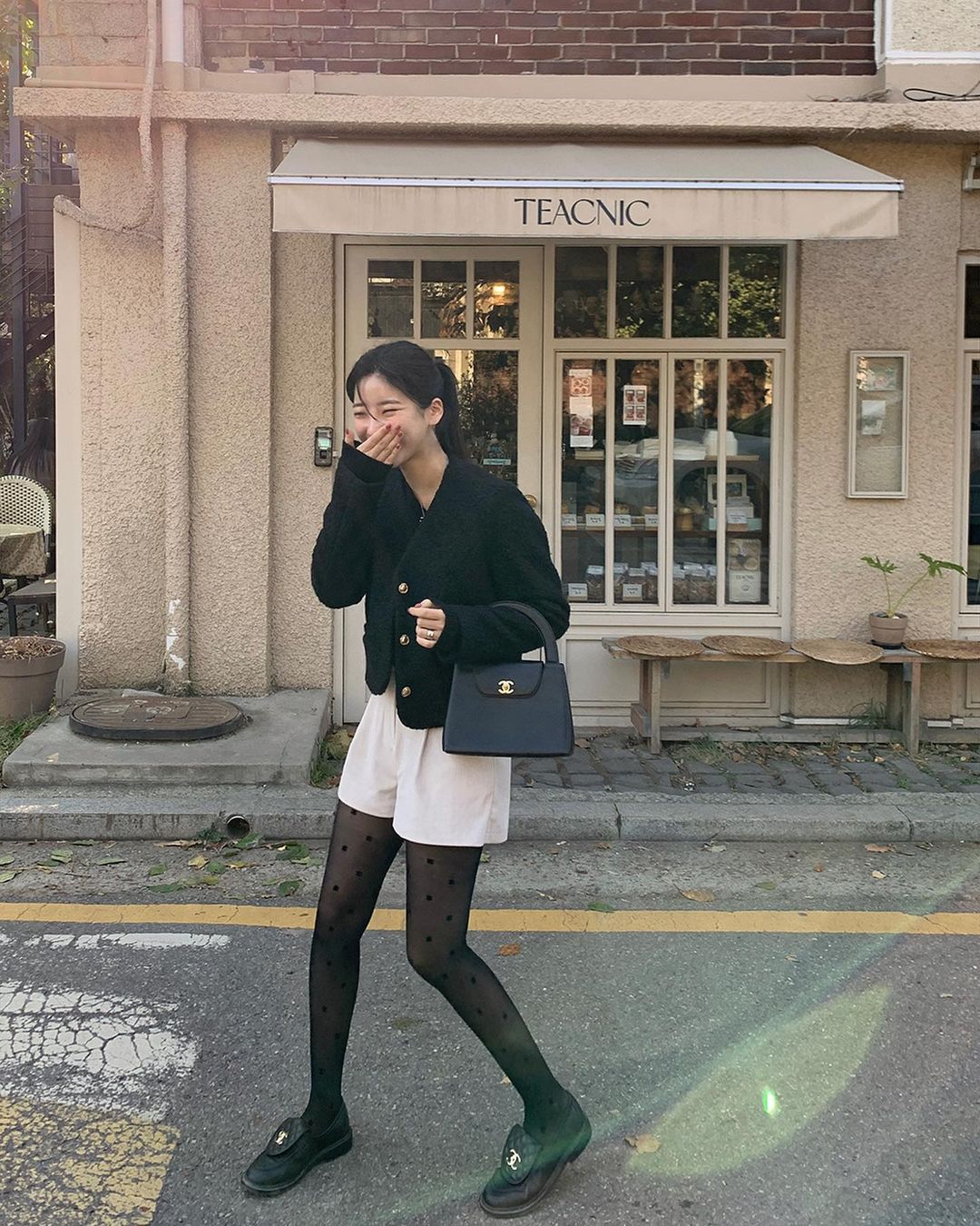 Outfit với quần tất đen cá tính như sao Hàn