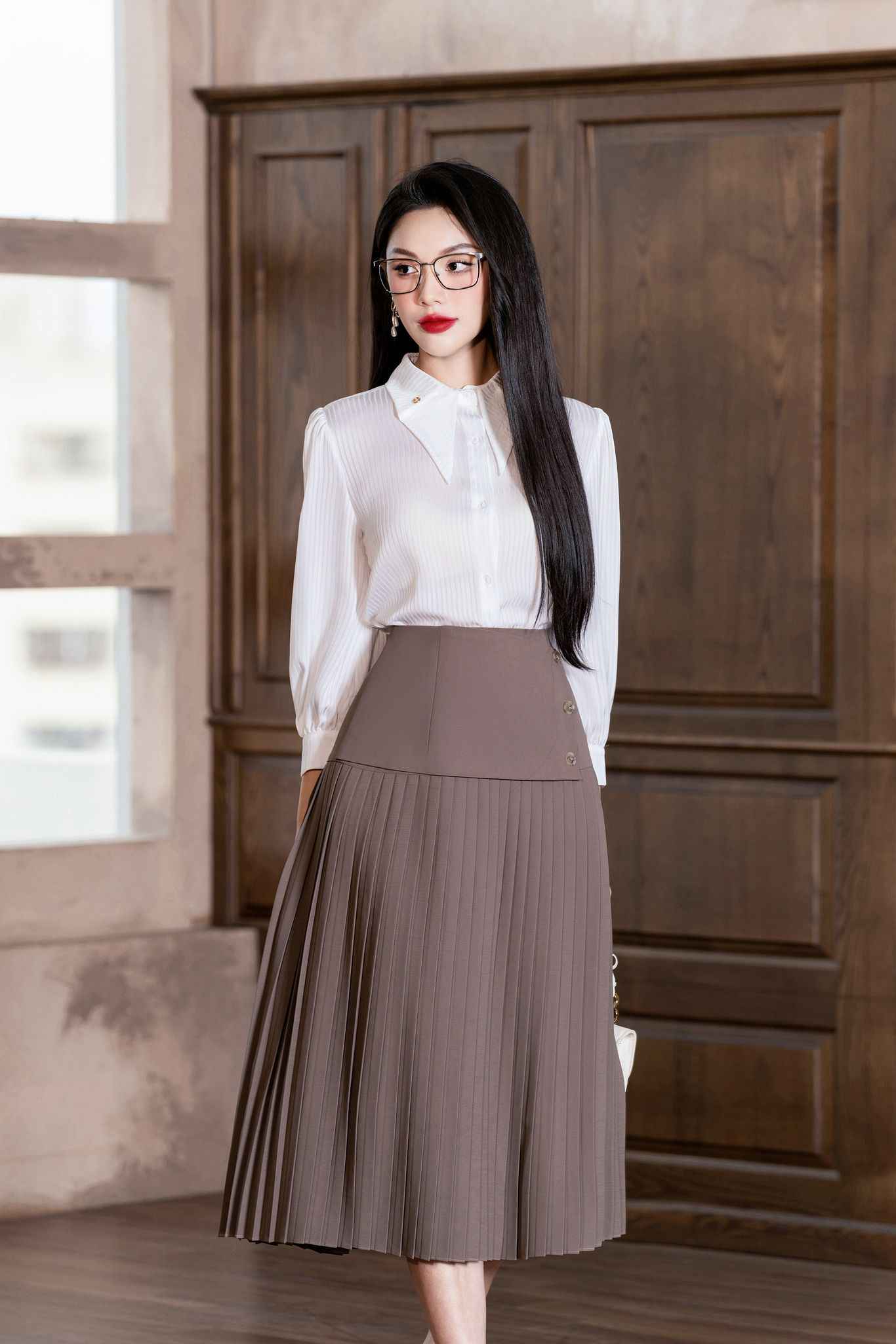 Áo sơ mi trắng cách điệu phối chân váy