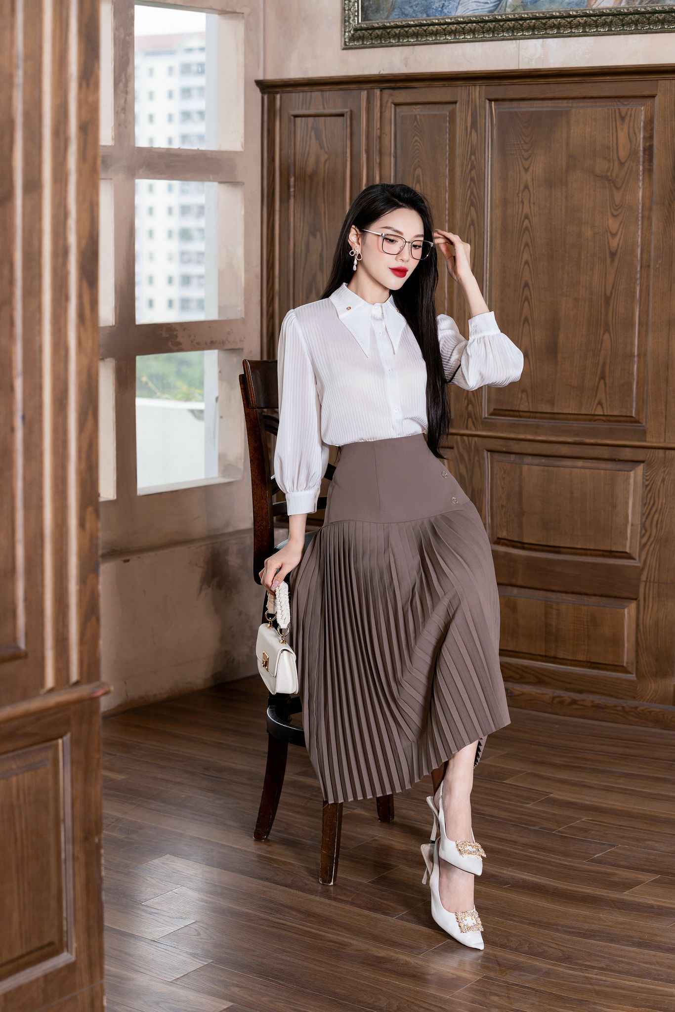 Style áo sơ mi trắng nữ kiểu cách