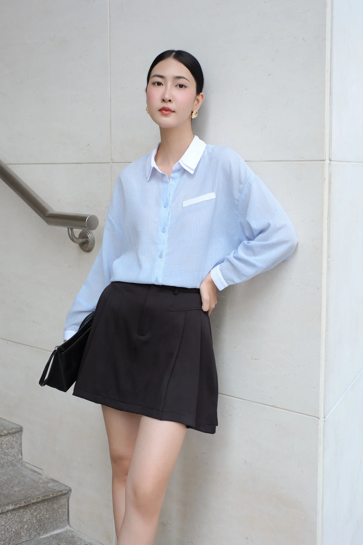 Cách sơ vin áo sơ mi rộng với chân váy