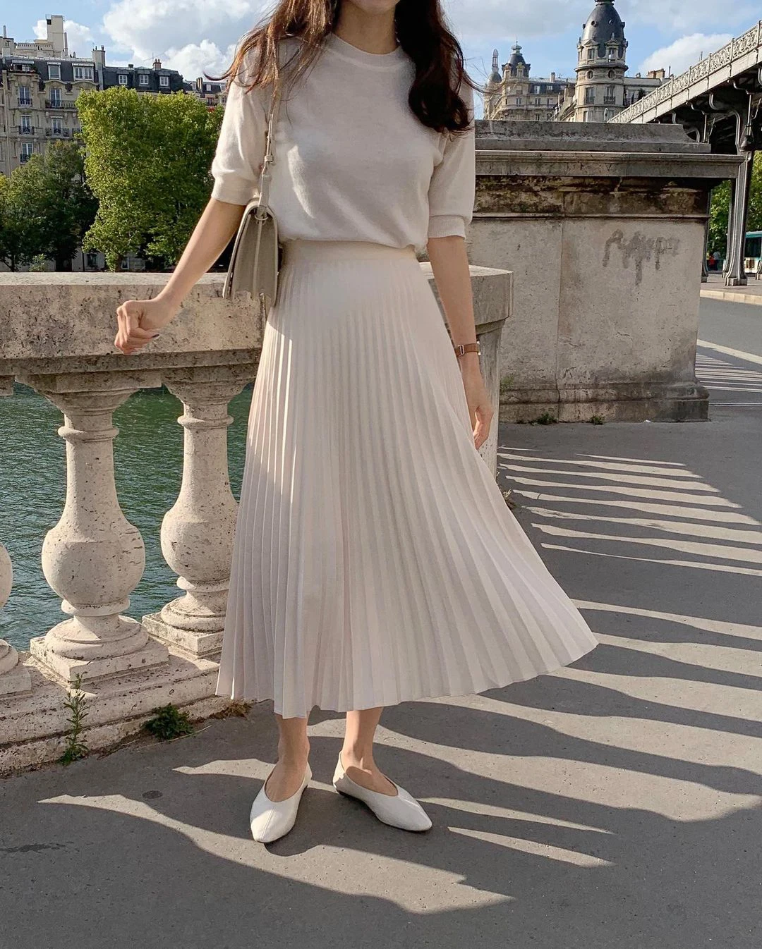 Phối chân váy trắng dài với áo croptop