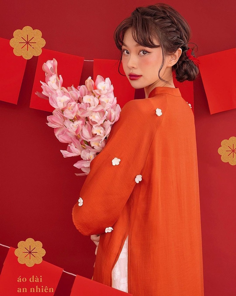Tạo dáng bước đi tự nhiên với áo dài Tết