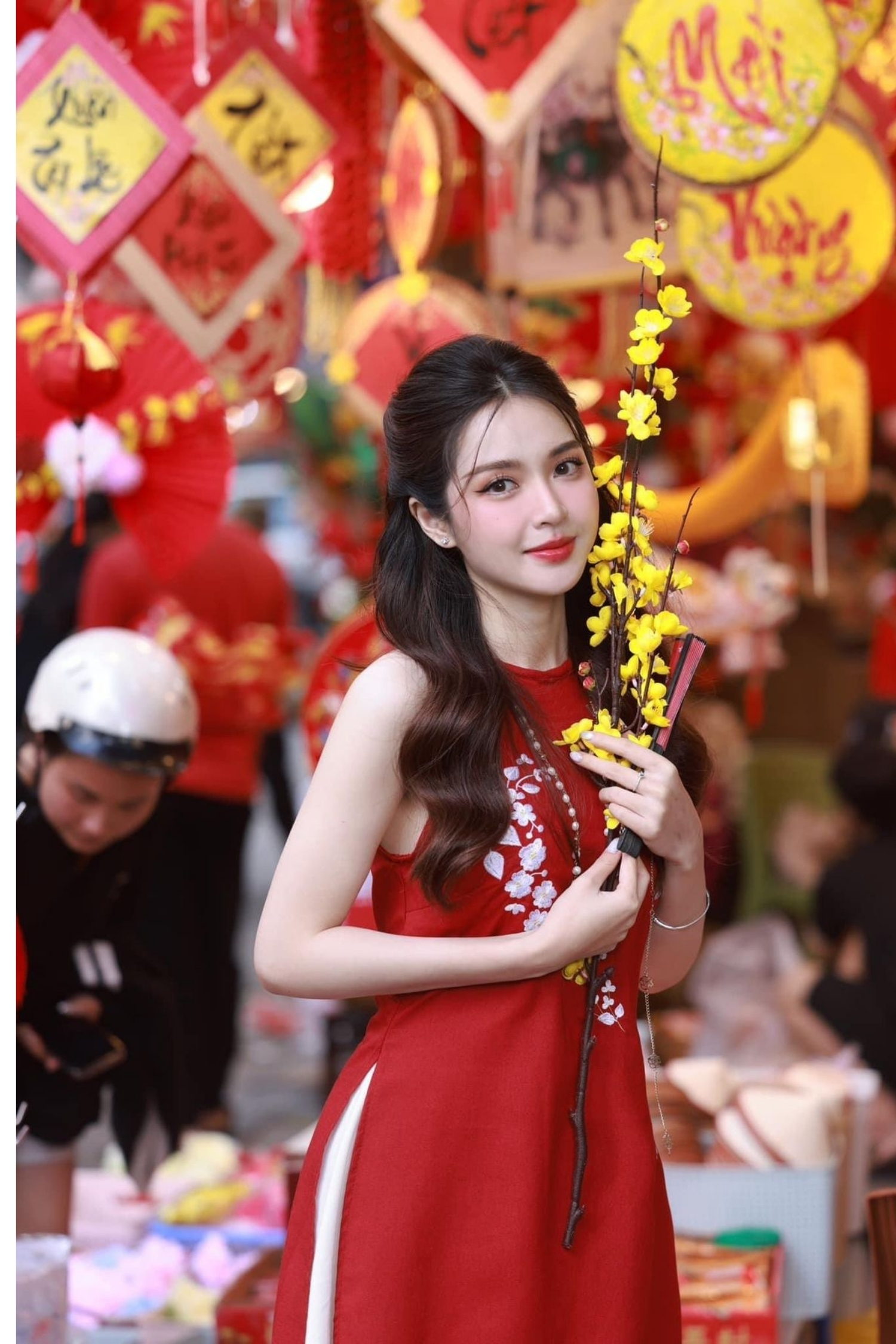 Cách tạo dáng chụp ảnh áo dài với hoa