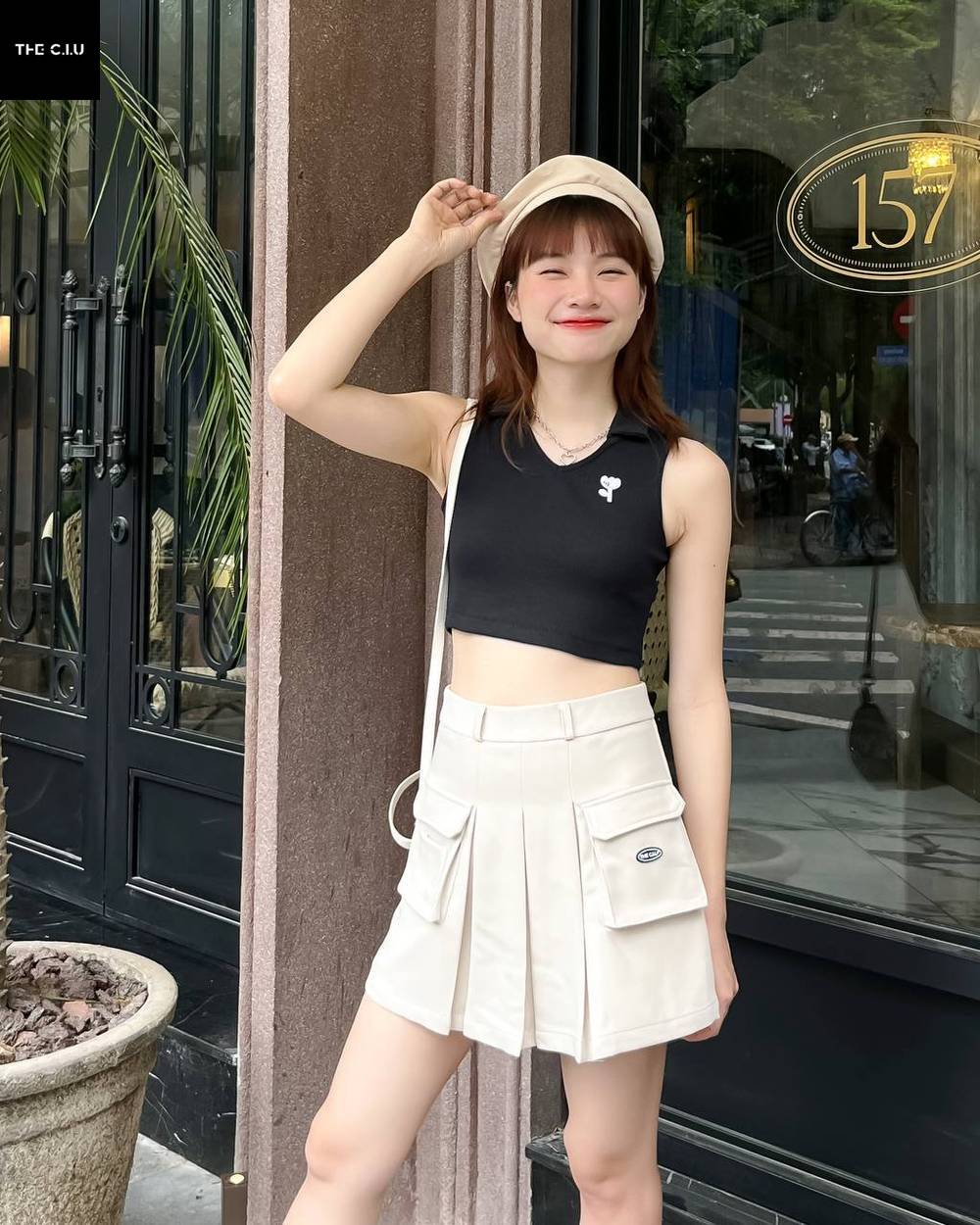 Phối đồ với chân váy ngắn và áo ba lỗ