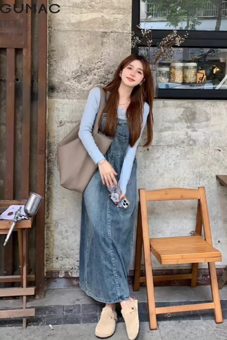 phối váy yếm bò với áo thun dài tay