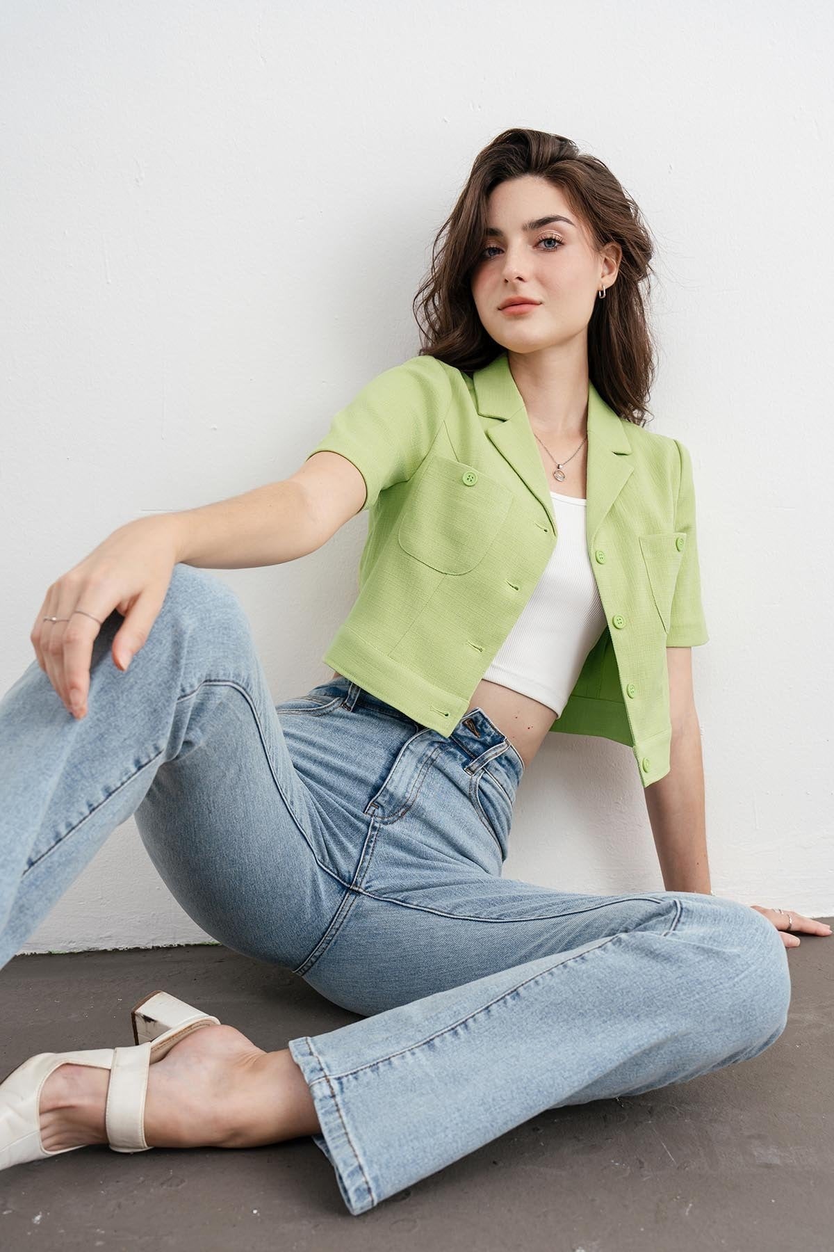 15+ Cách Phối Áo Vest Với Quần Jean Nữ Sành Điệu 2 Phối áo vest croptop với quần jean ống suông