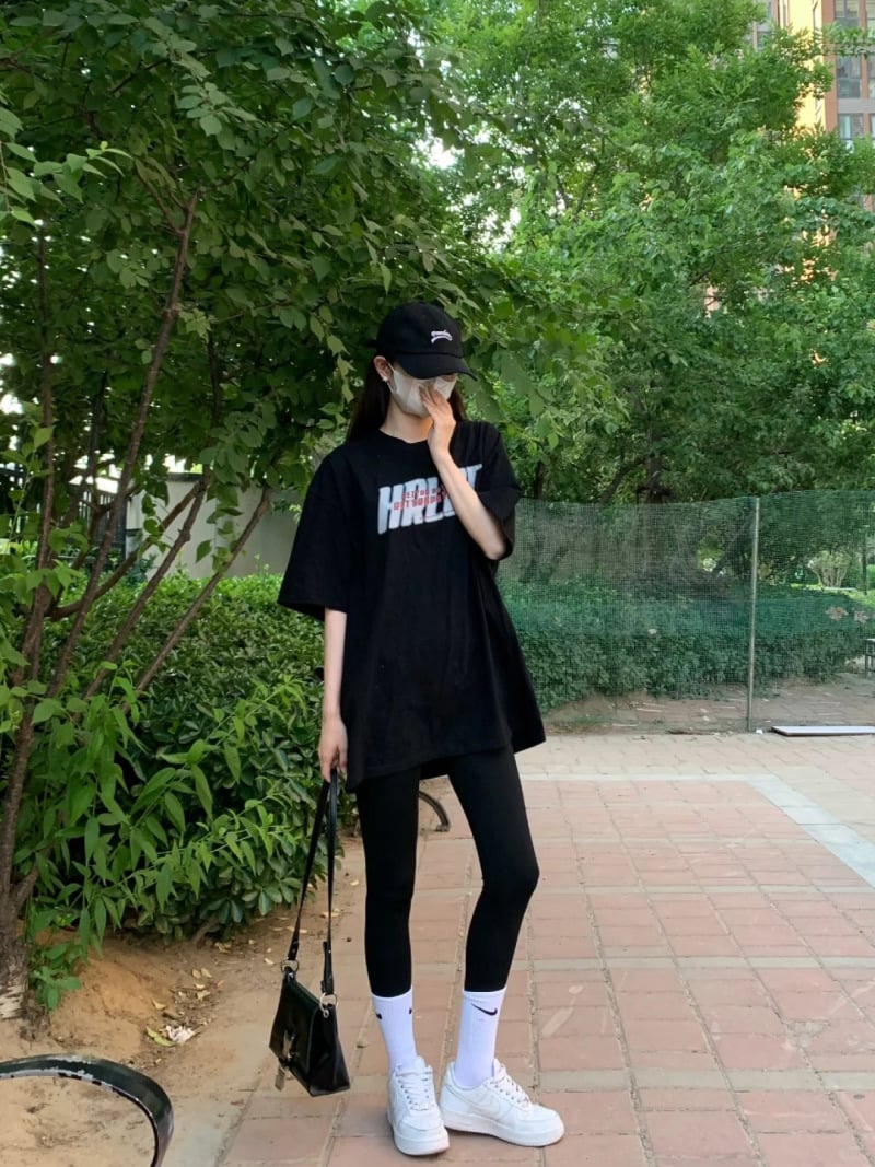 Phối đồ với quần legging và áo thun