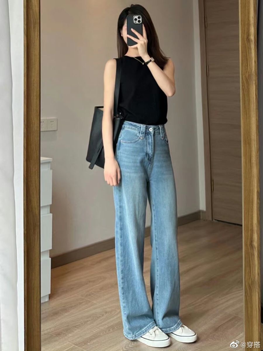 Áo tank top mặc với chân váy ngắn