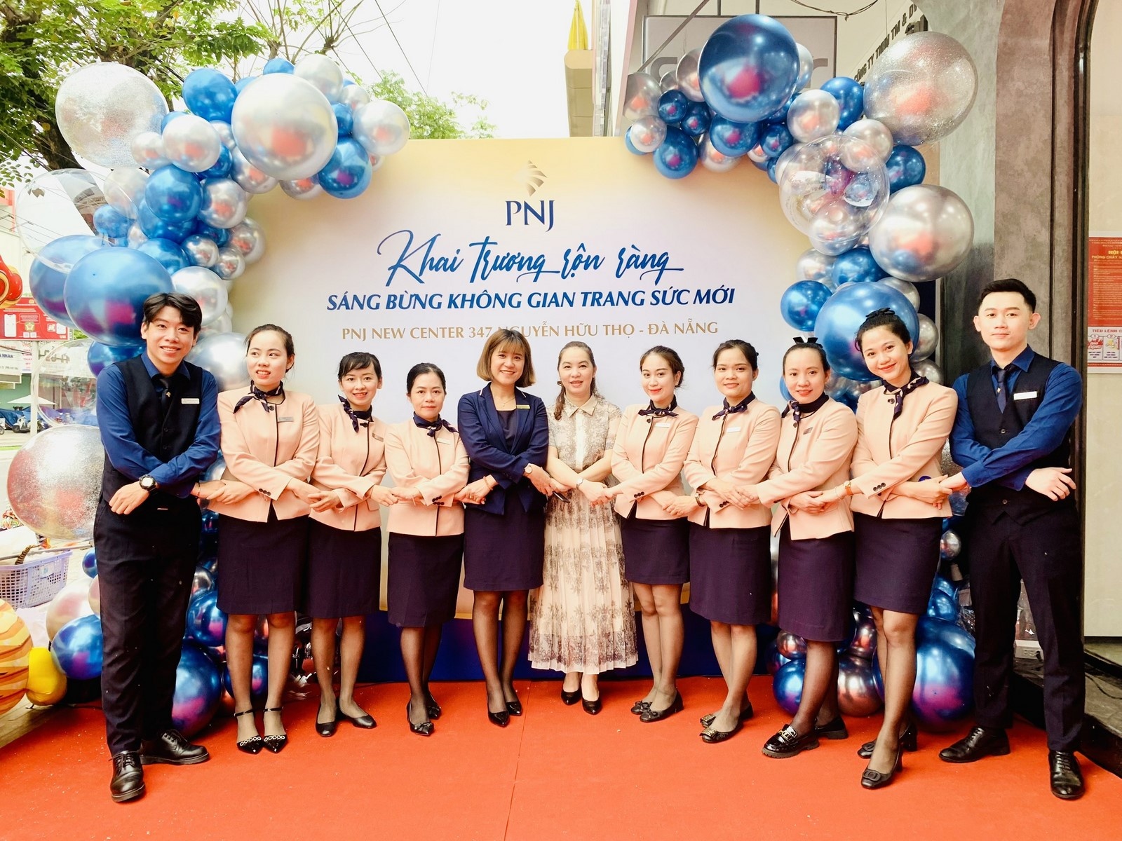 Giải Mã Sức Hút Của Đồng Phục PNJ Đẳng Cấp Chuyên Nghiệp 4 đồng phục pnj tại trung tâm kim hoàn
