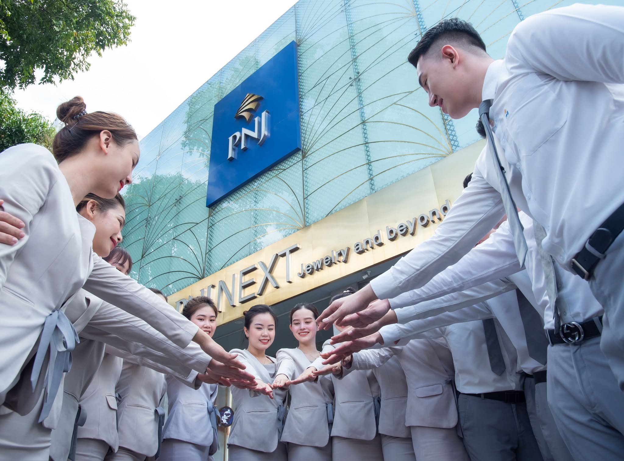 Giải Mã Sức Hút Của Đồng Phục PNJ Đẳng Cấp Chuyên Nghiệp 5 nhân viên mặc đồng phục pnj