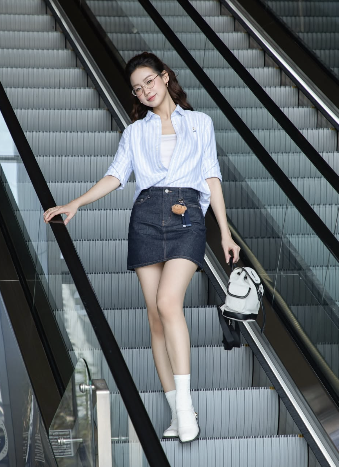 phối đồ với áo sơ mi kẻ sọc nữ đi biển
