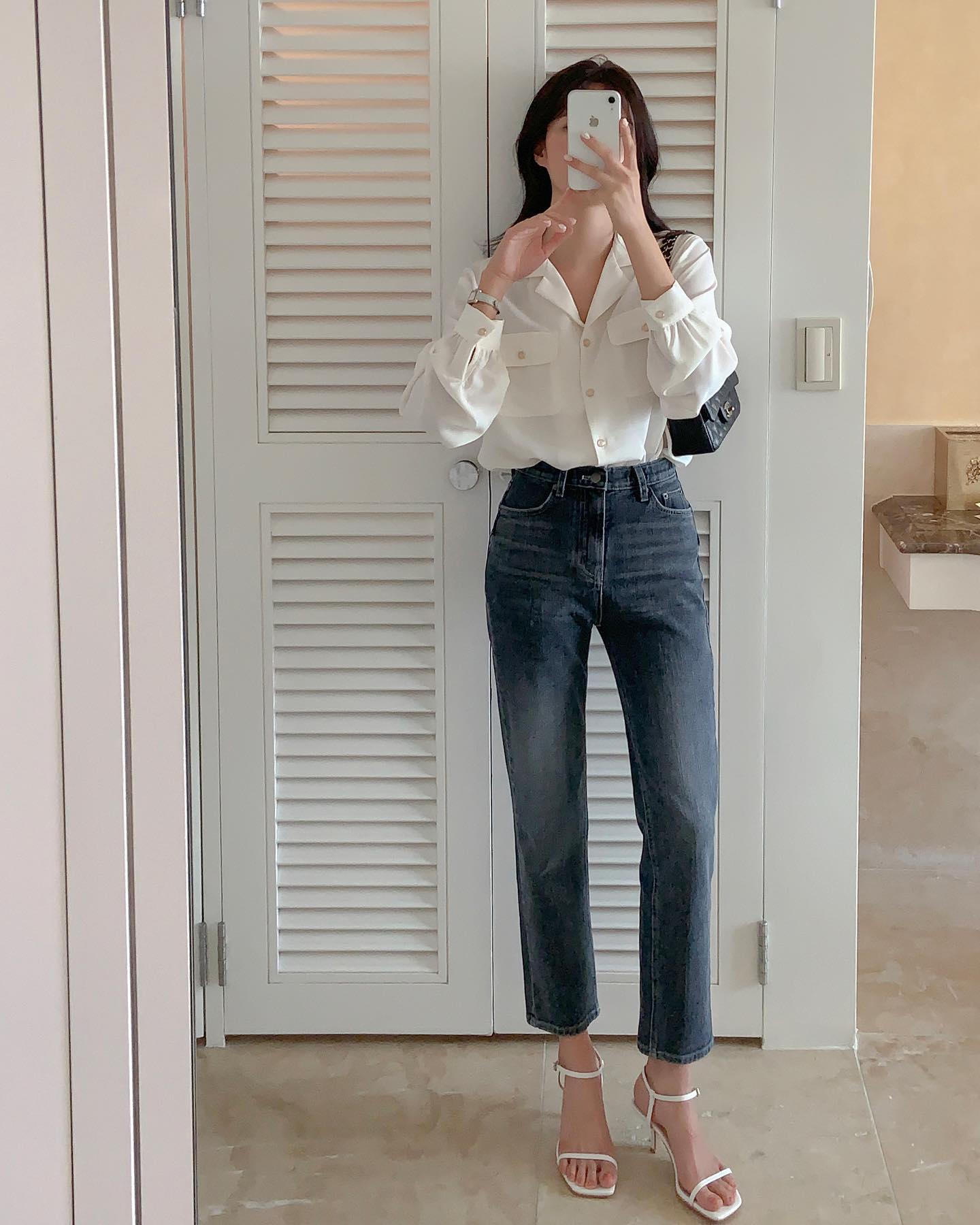 style quần jean áo sơ mi trắng nữ dạo phố