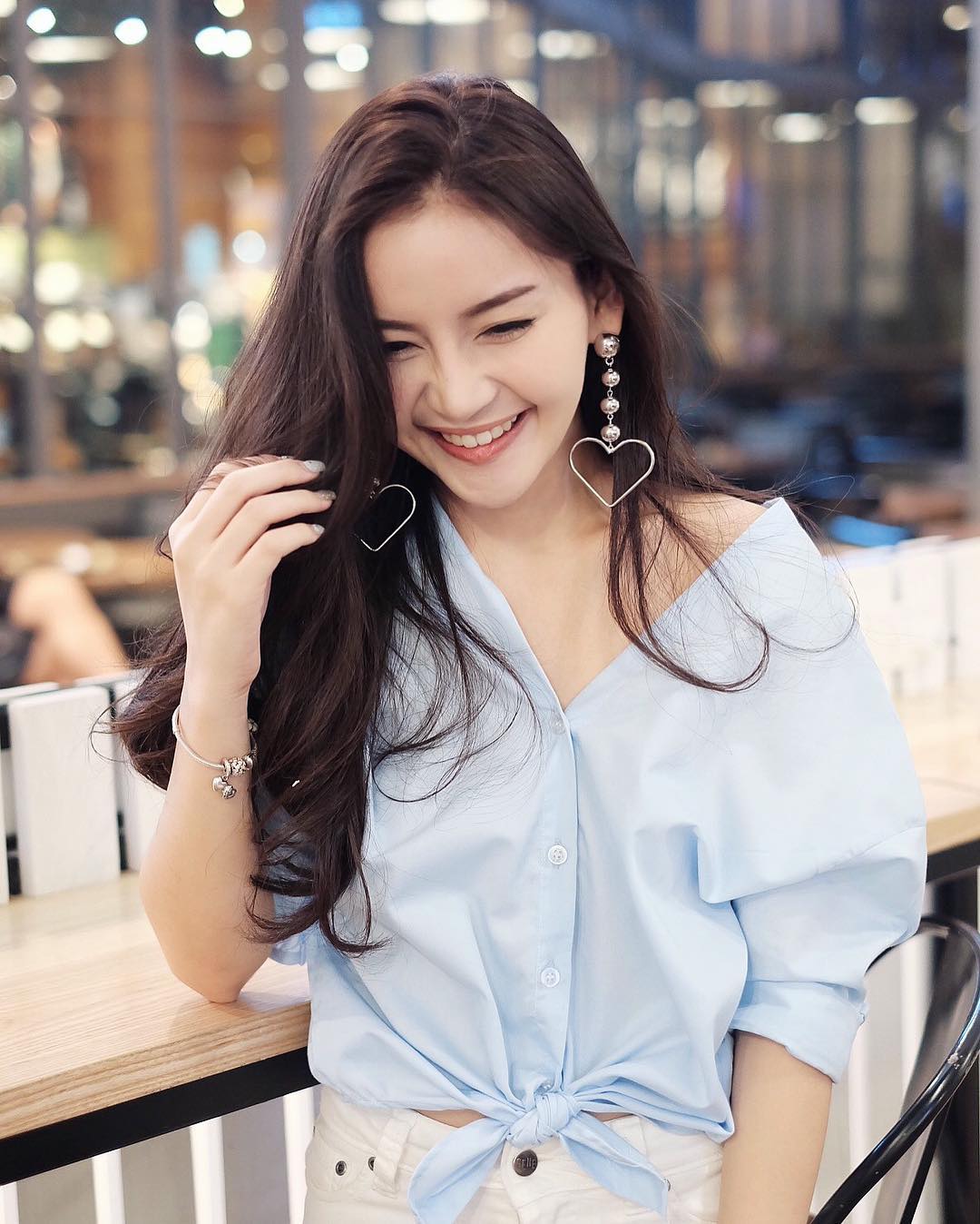 buộc vạt áo sơ mi lệch bên hông