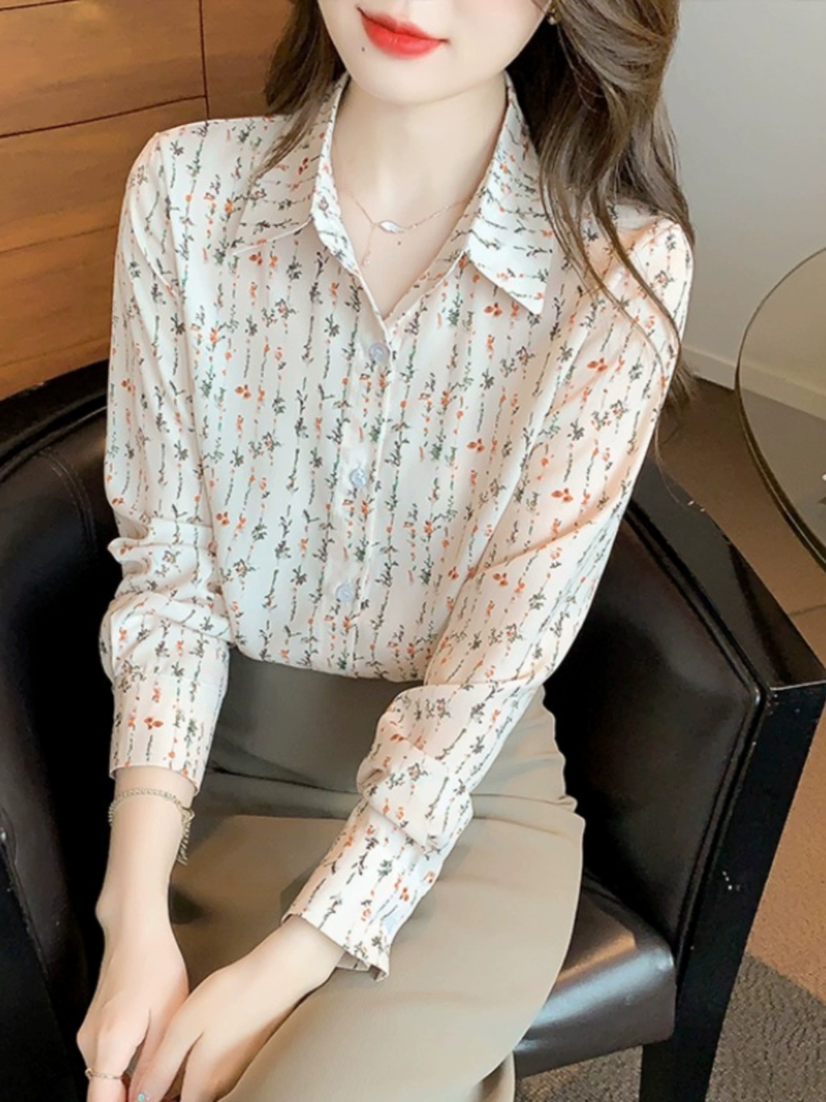 Áo Sơ Mi Lụa Nữ Bí Quyết Chọn Mua Phối Đồ Và Bảo Quản 2 Áo sơ mi lụa nữ họa tiết hoa