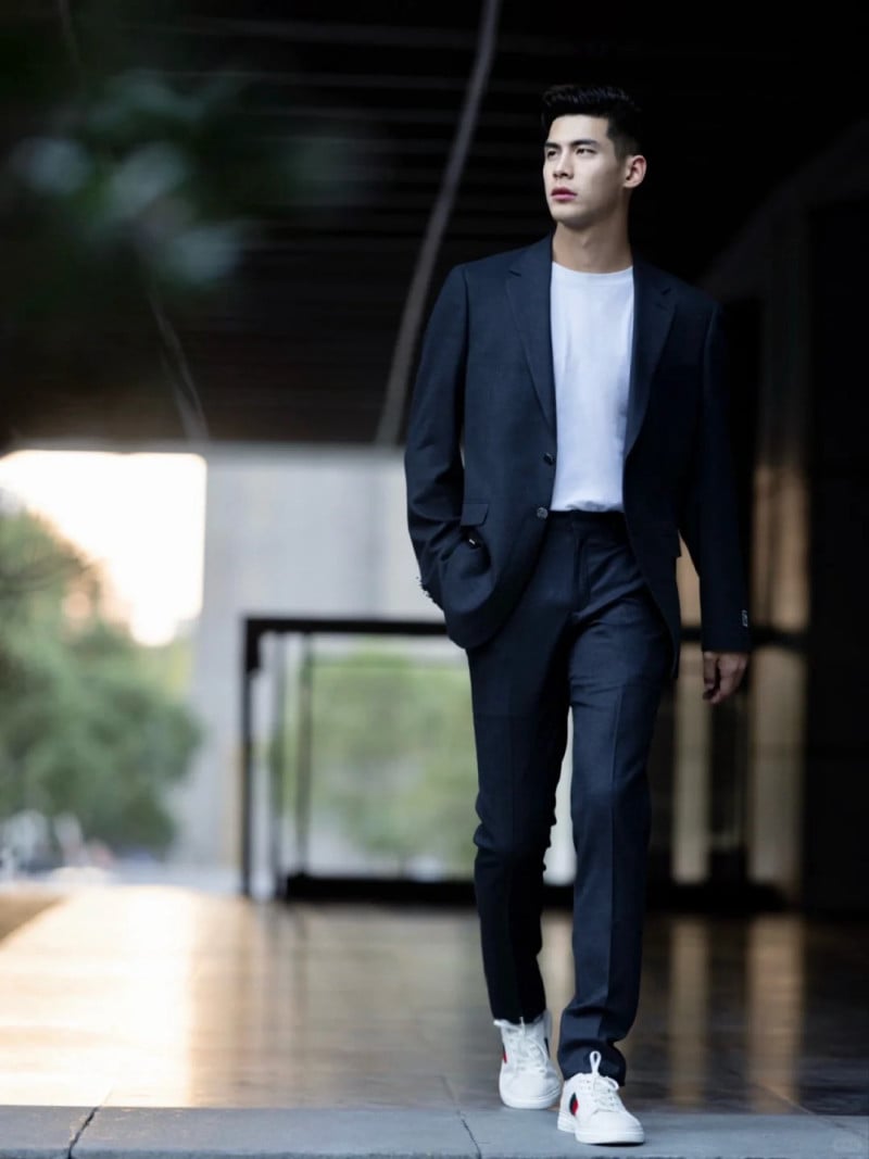 Phối vest đen áo thun trắng