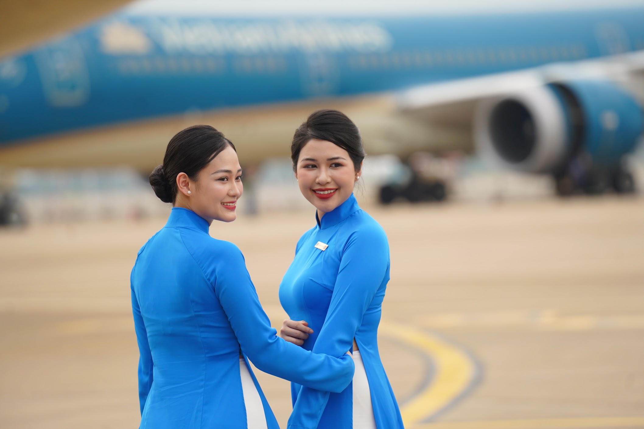 Đồng Phục Vietnam Airlines Hành Trình Trở Thành Biểu Tượng 4 màu áo dài vietnam airline hạng phổ thông