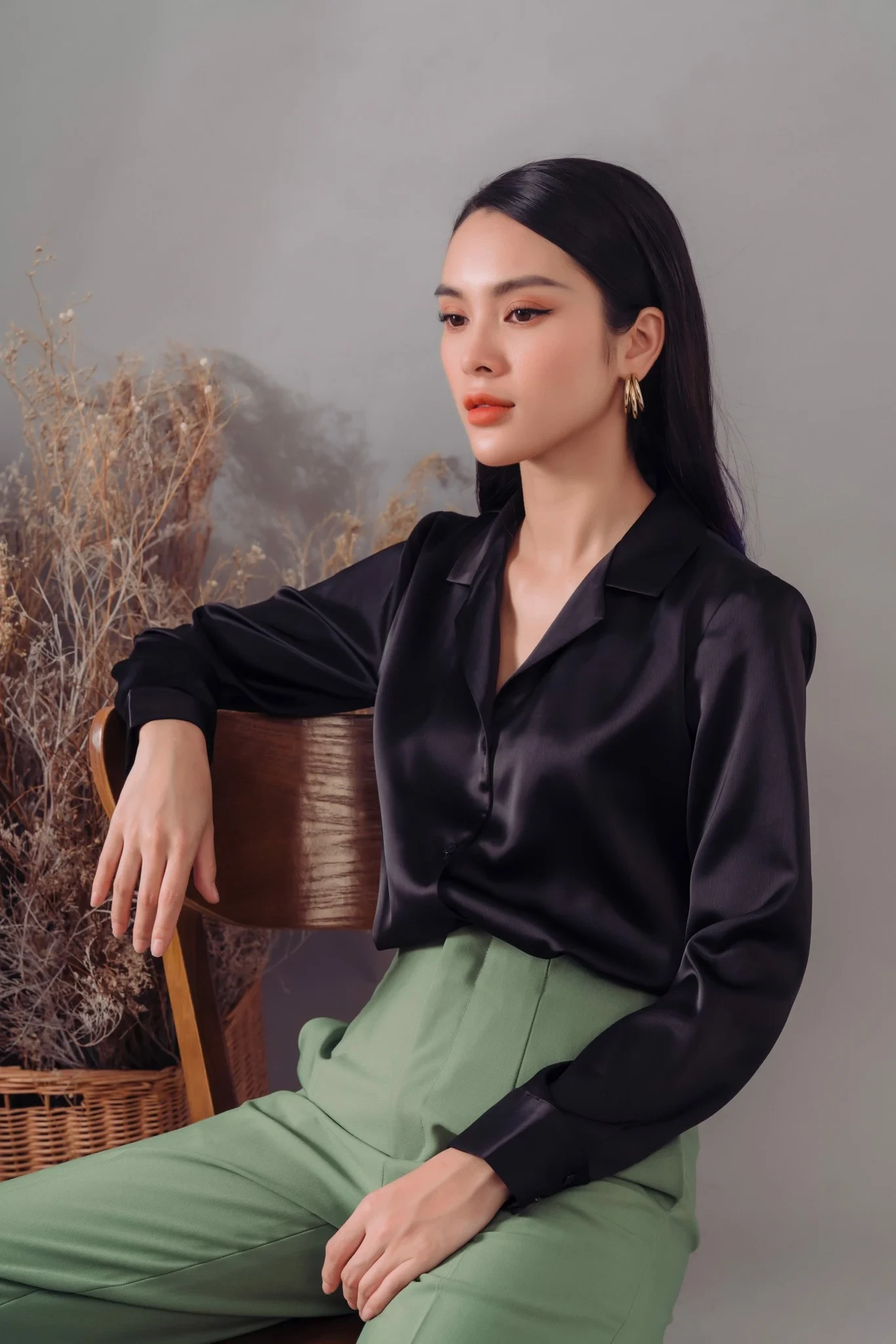 Áo Sơ Mi Lụa Nữ Bí Quyết Chọn Mua Phối Đồ Và Bảo Quản 4 Áo sơ mi lụa nữ trắng thanh lịch