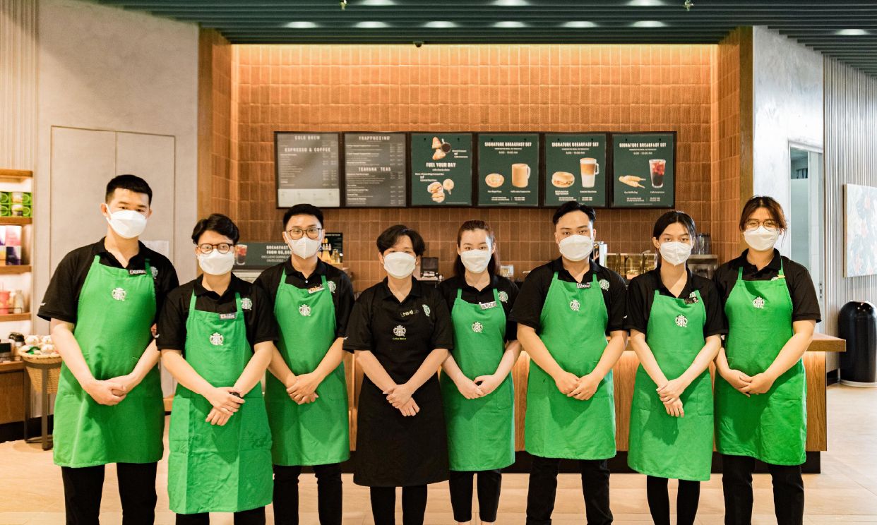 Đồng Phục Starbucks Bí Quyết Xây Dựng Thương Hiệu Quán Cafe 3 Nhân viên trong đồng phục starbucks