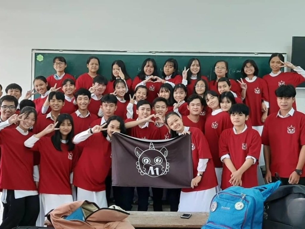 Đồng phục lớp cá tính màu đỏ đô