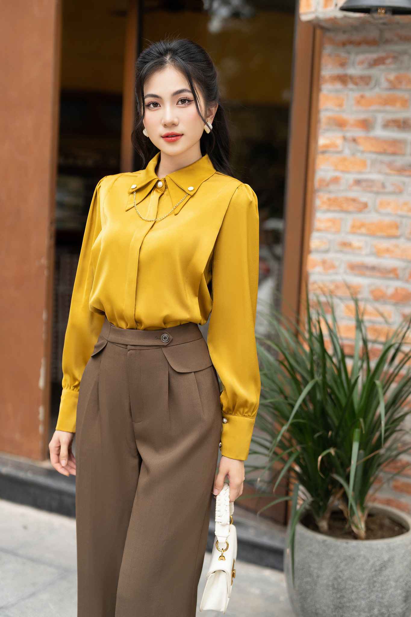 Áo Sơ Mi Lụa Nữ Bí Quyết Chọn Mua Phối Đồ Và Bảo Quản 3 Mẫu áo sơ mi lụa nữ công sở