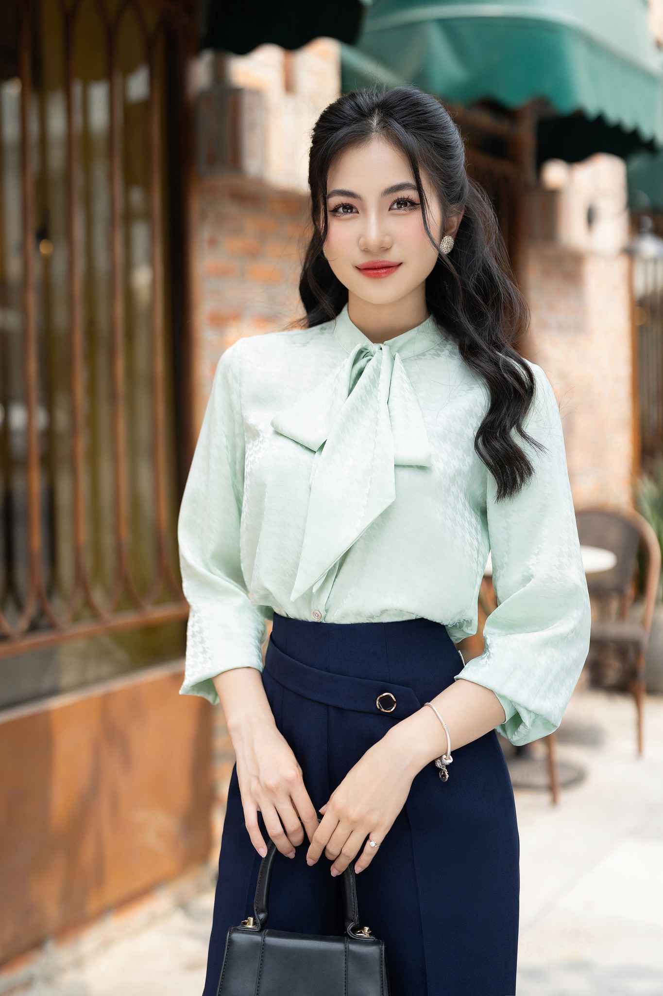 Các kiểu áo sơ mi nữ dài tay đẹp công sở