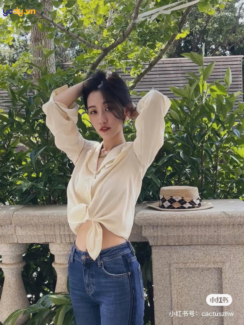 cách buộc áo sơ mi thành croptop