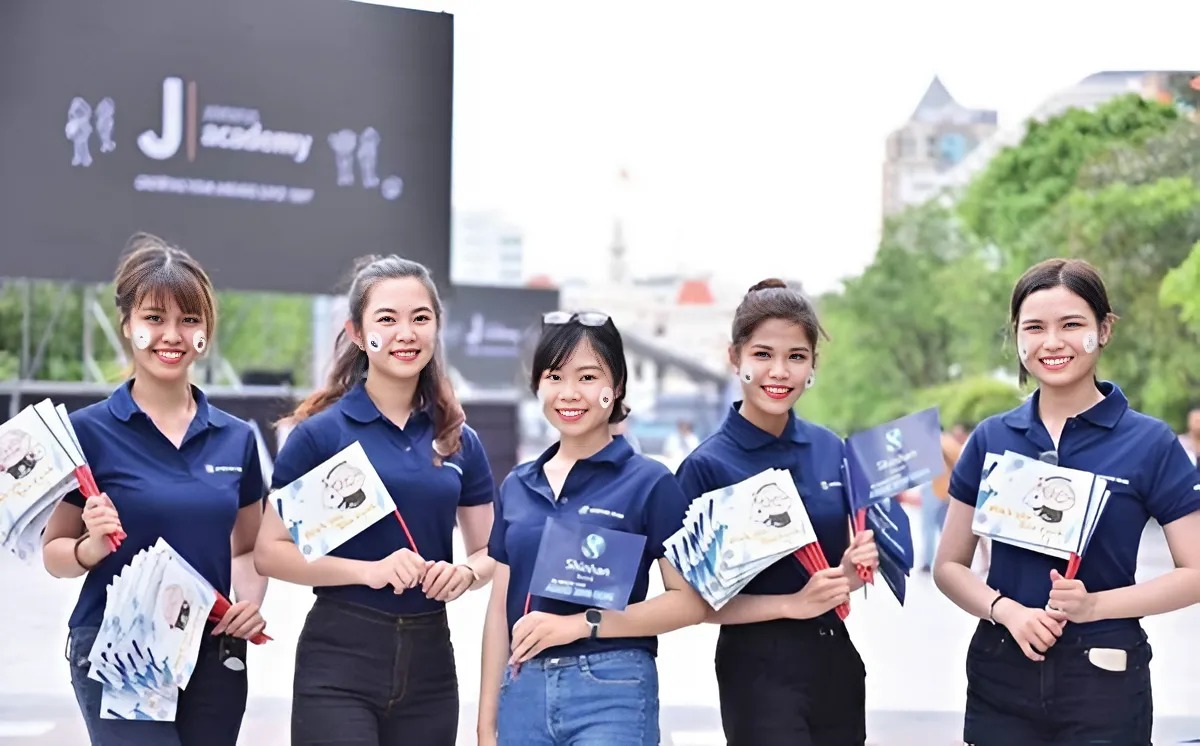 Giải Mã Đồng Phục Shinhan Bank Chuẩn Mực Và Chuyên Nghiệp 5 Tập thể nhân viên trong đồng phục Shinhan Bank