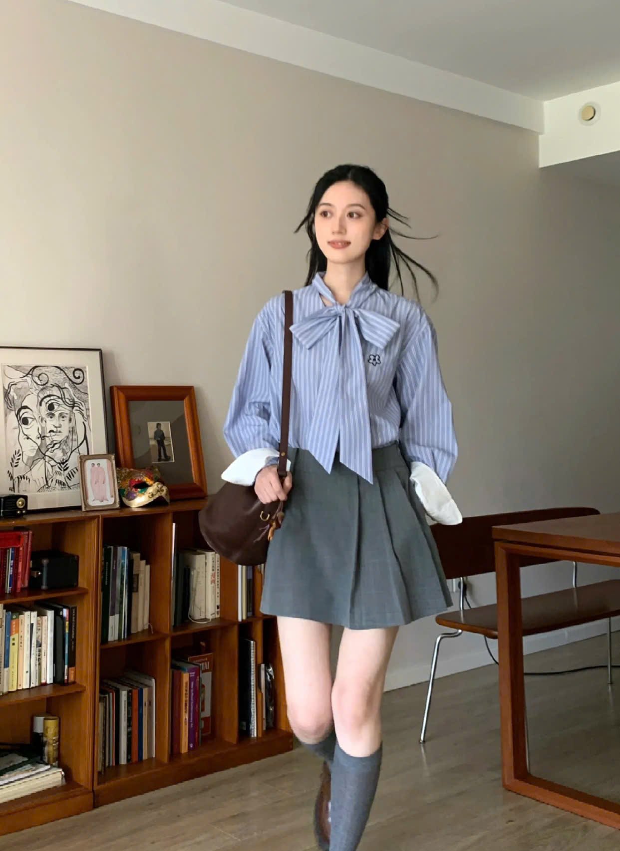 phối đồ với áo sơ mi kẻ sọc nữ công sở